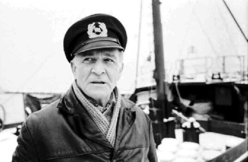 Nah: Porträt Kapitän eines Schiffes im Hafen vom Fischkombinat.