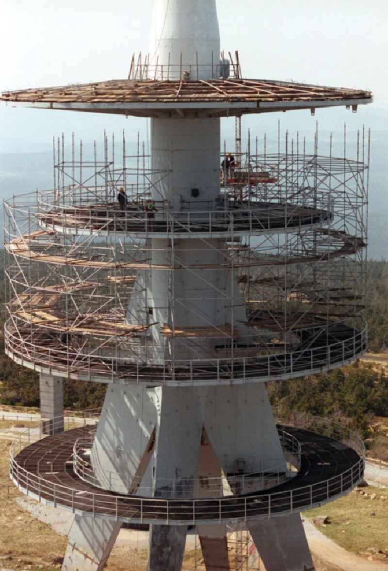 Eingerüsteter Sendemast / Fernsehturm auf dem Brocken. Der 1973 gebaute Turm hat eine Höhe von 123m. Ende der Rekonstruktion war 1993.