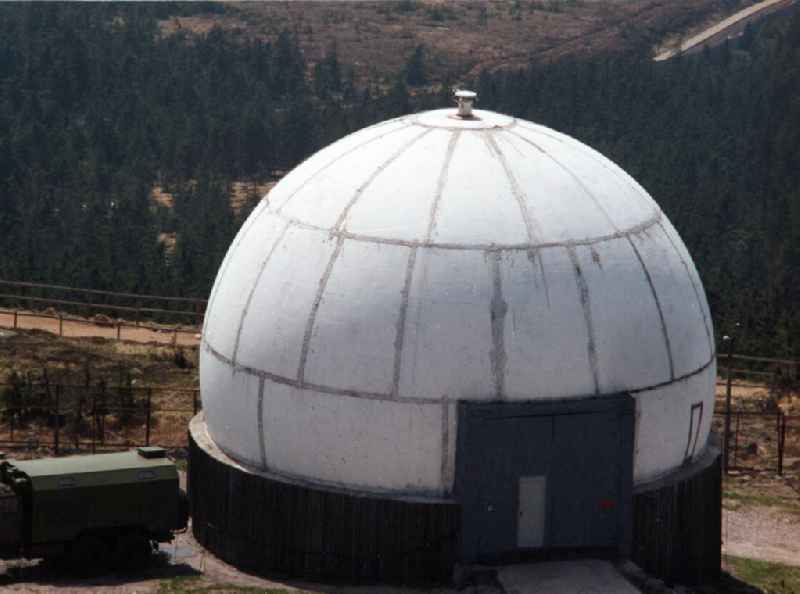 Radarkuppeln /  Radome auf dem Brocken. Teile der zwischen 1983-1986 errichteten Abhöranlage / Abhörzentrale des Ministerium für Staatssicherheit / Roten Armee. Projektname Urian / Jenissej.