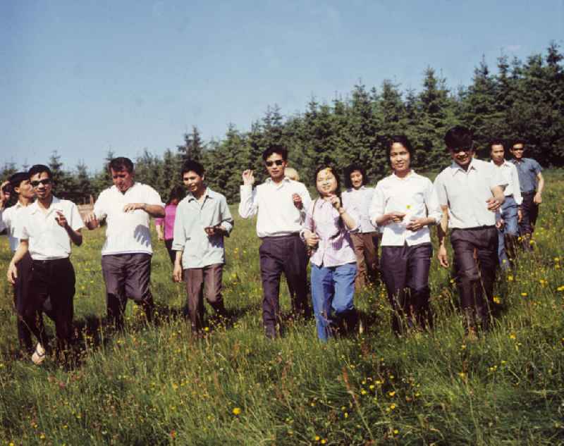 Vietnamesische Gastarbeiter, die im VEB Kabelwerk Oberspree (KWO) Berlin eine Ausbildung absolvieren, bei einem Urlaub im Harz. Vietnamesen bildeten in der DDR die größte Gruppe an Arbeitskräften aus den sozialistischen Bruderländern.