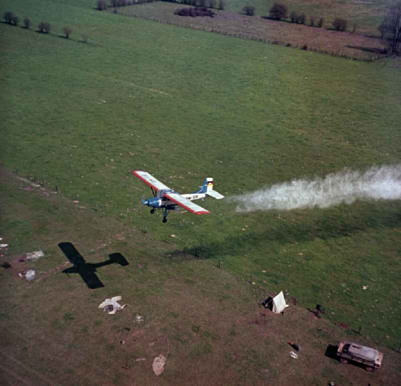 Blick auf eine Let L-60 Brigadyr der Interflug mit der Kennung DM-SIK bei einem Sprühflug. Das leichte Mehrzweckflugzeug wurde von Interflug für Agrarflüge als Sprühflugzeug in Land- und Forstwirtschaft eingesetzt, bevor es ab 1967 allmählich durch die Let Z-37 ?melák ersetzt wurde. View of a Aero Let L-6