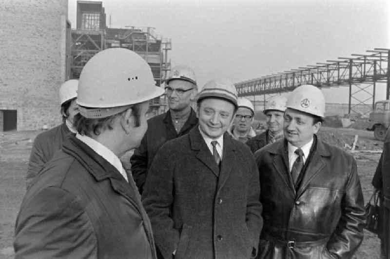 Workers at the Olefin plant in Boehlen in Schkopau in the federal state of Saxony-Anhalt on the territory of the former GDR, German Democratic Republic. Today the Dow Olefinverbund plant Boehlen