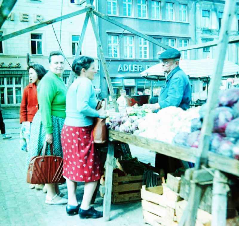 Weekly market / fruit state and vegetable state on the marketplace in the city centre in Schlettau in the federal state Saxony in the area of the former GDR, German democratic republic