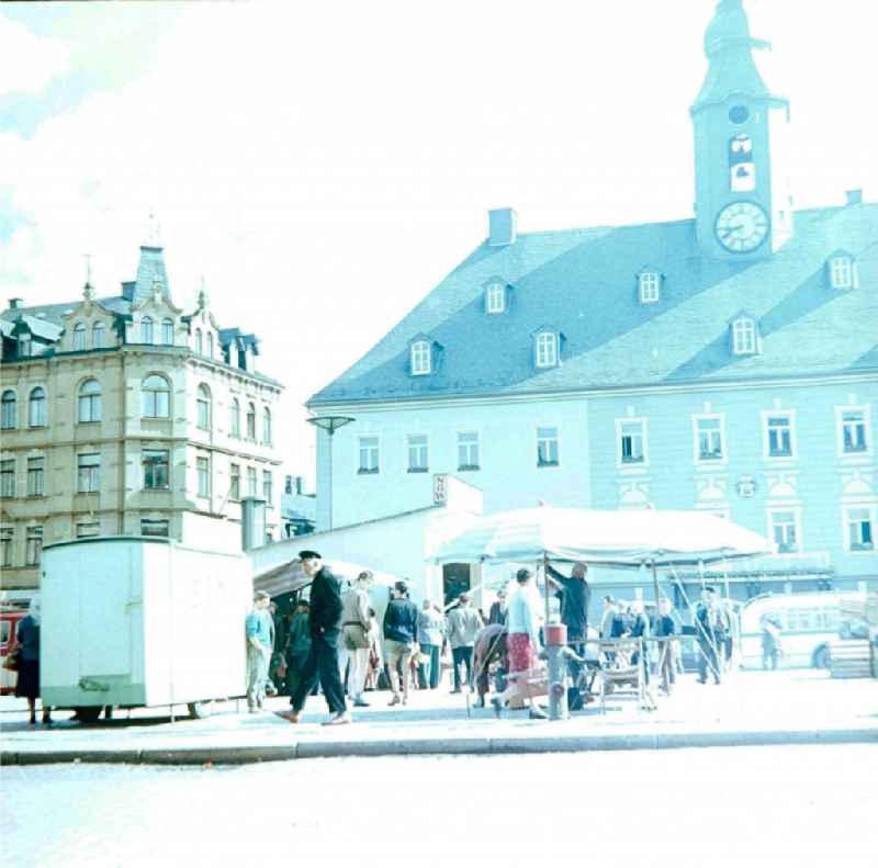 Weekly market / fruit state and vegetable state on the marketplace in the city centre in Schlettau in the federal state Saxony in the area of the former GDR, German democratic republic
