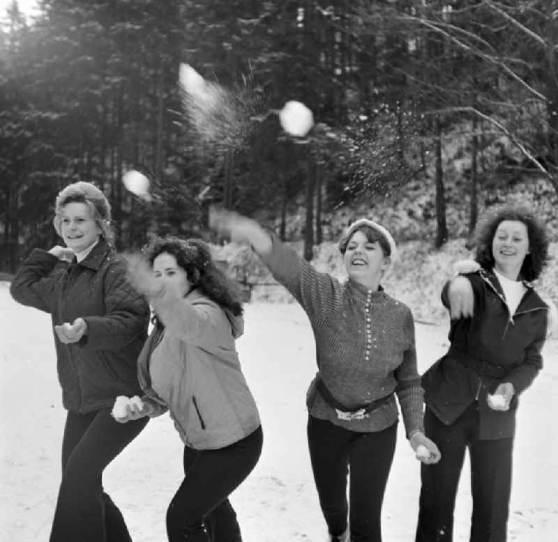 Members of the Polish Landjugend are having a snowball fight during their trip to the GDR in the district of Giessuebel in Schleusegrund in the state of Thuringia on the territory of the former GDR, German Democratic Republic