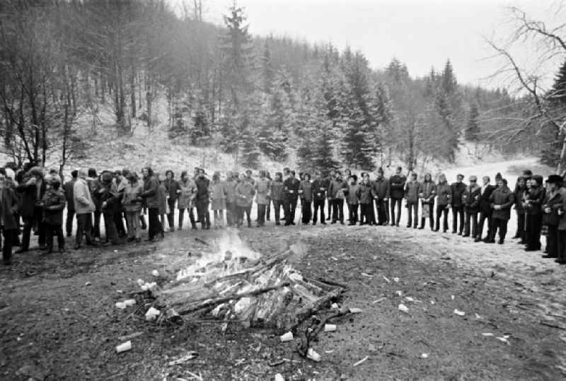 Members of the Polish Landjugend are standing in a circle around a campfire. They are on a trip to Schmiedefeld am Rennsteig on the territory of the former GDR, German Democratic Republic