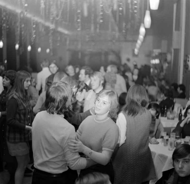 Members of the polish Landjugend are celebrating and dancing in a festively decorated room. They are on a trip to Schmiedefeld am Rennsteig on the territory of the former GDR, German Democratic Republic