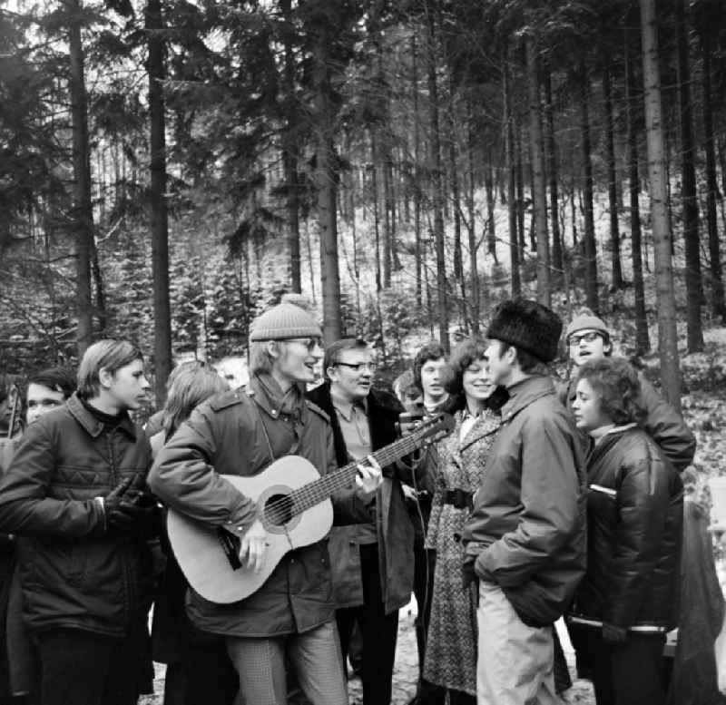 A young man plays the guitar while other members of the Polish Landjugend surround him. The Polish Landjugend was on a trip to Schmiedefeld am Rennsteig on the territory of the former GDR, German Democratic Republic