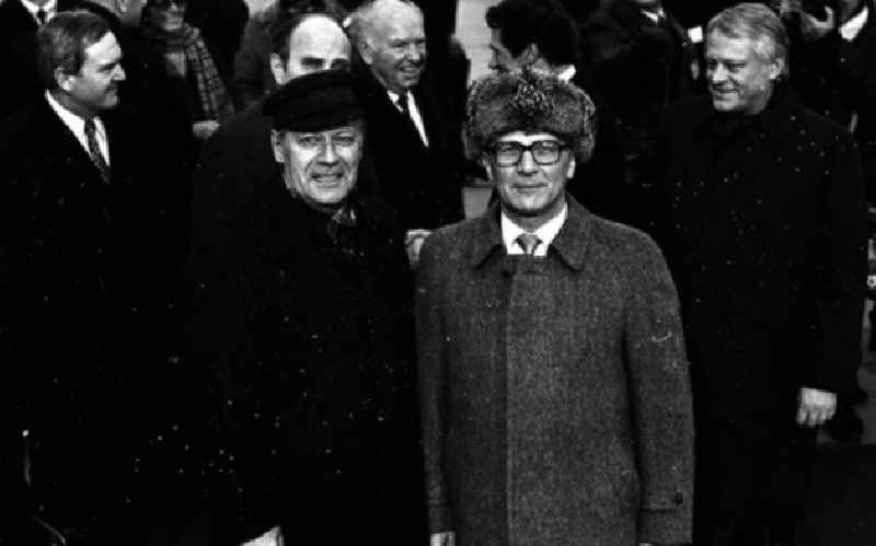 Der Staatsratsvorsitzende der DDR, Erich Honecker (r), Genertalsekretär des ZK der SED, begrüßt den deutschen Bundeskanzler Helmut Schmidt kurz nach dessen Ankunft auf dem Flughafen Schönefeld bei Berlin.