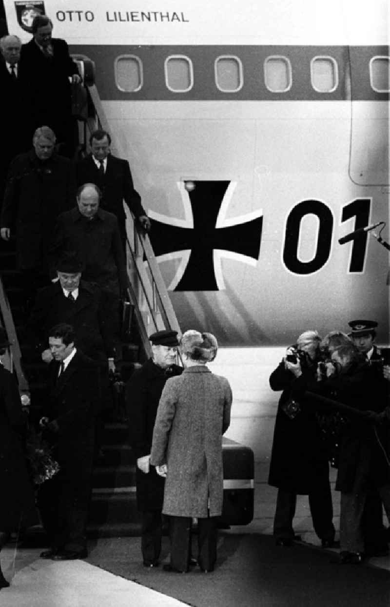 Erich Honecker am Flughafen bei der Ankunft von Bundeskanzler. Helmut Schmidt.
