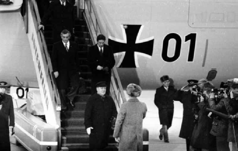 Erich Honecker am Flughafen bei der Ankunft von Bundeskanzler. Helmut Schmidt.