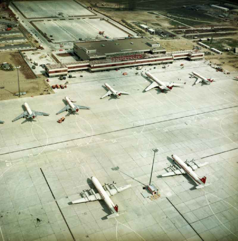 Blick auf das Empfangsgebäude und das Vorfeld mit Großraumflugzeugen / Passagierflugzeugen der Interflug des Flughafen Schönefeld bei Berlin.