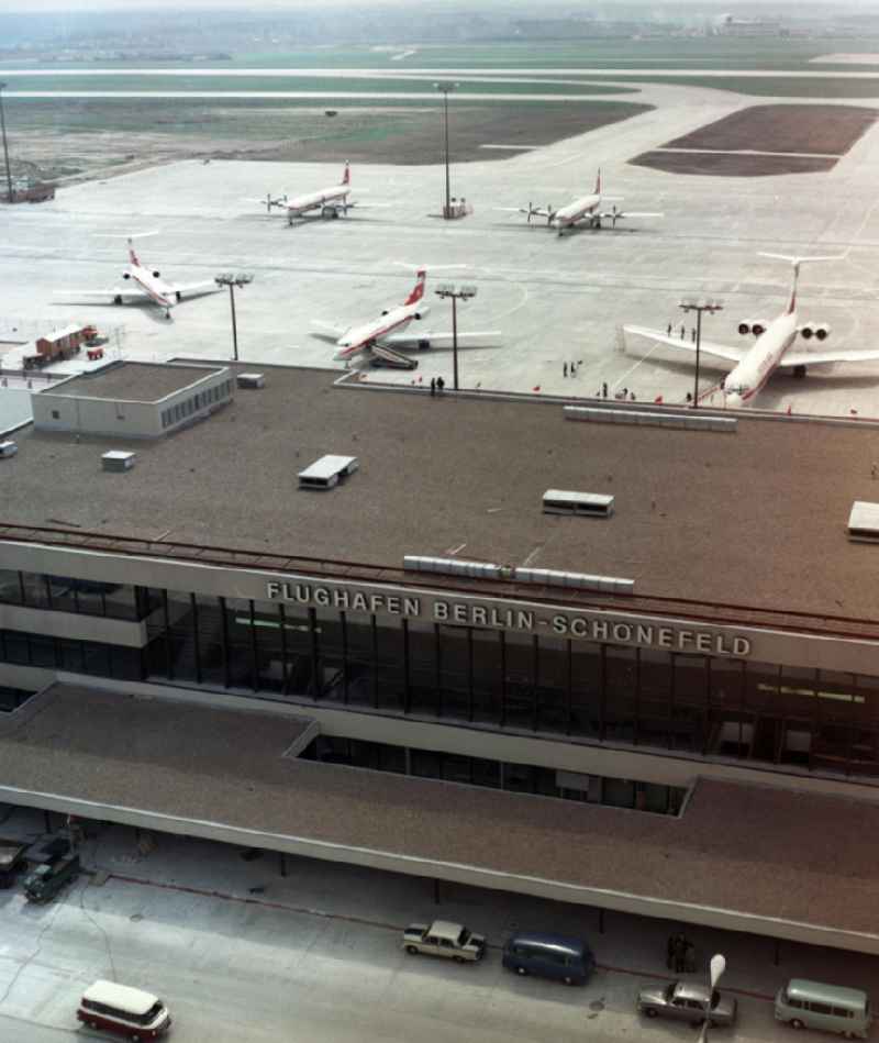 Blick auf das Empfangsgebäude des Flughafen Schönefeld bei Berlin. Im Hintergrund Großraumflugzeuge / Passagierflugzeuge der Interflug.