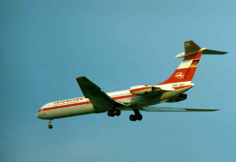 Start an aircraft type IL 62 of INTERFLUG with the identifier DM SEF in Schoenefeld in today's state of Brandenburg