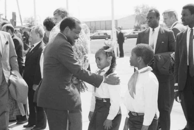 Formal reception of the President of the Frelimo Party and President of the People's Republic of Mozambique, Joaquim Chissano at Schoenefeld Airport by Erich Honecker in Schoenefeld in Brandenburg on the territory of the former GDR, German Democratic Republic