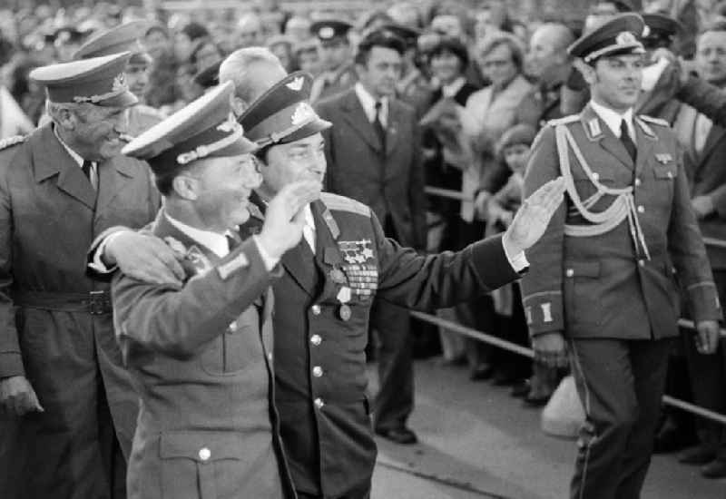 Ceremonious discharge of the Russian cosmonaut Waleri Fjodorowitsch Bykowski by the German cosmonaut Sigmund Jaehn, army general Heinz Hoffmann (191
