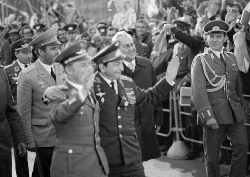 Ceremonious discharge of the Russian cosmonaut Waleri Fjodorowitsch Bykowski by the German cosmonaut Sigmund Jaehn, army general Heinz Hoffmann (191