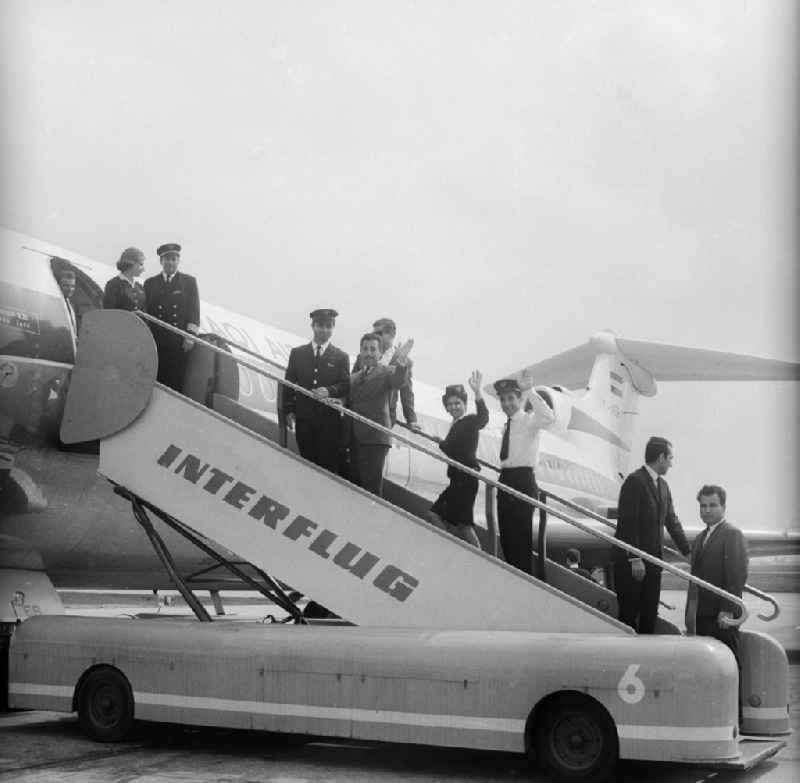 The occupying on the first flight with the Trident 1E YI-AEA of the airline of Iraqi airways on the line Bagdad-Berlin on the airport of Berlin - Schoenefeld (SXF) in Schoenefeld in the federal state Brandenburg in the area of the former GDR, German democratic republic