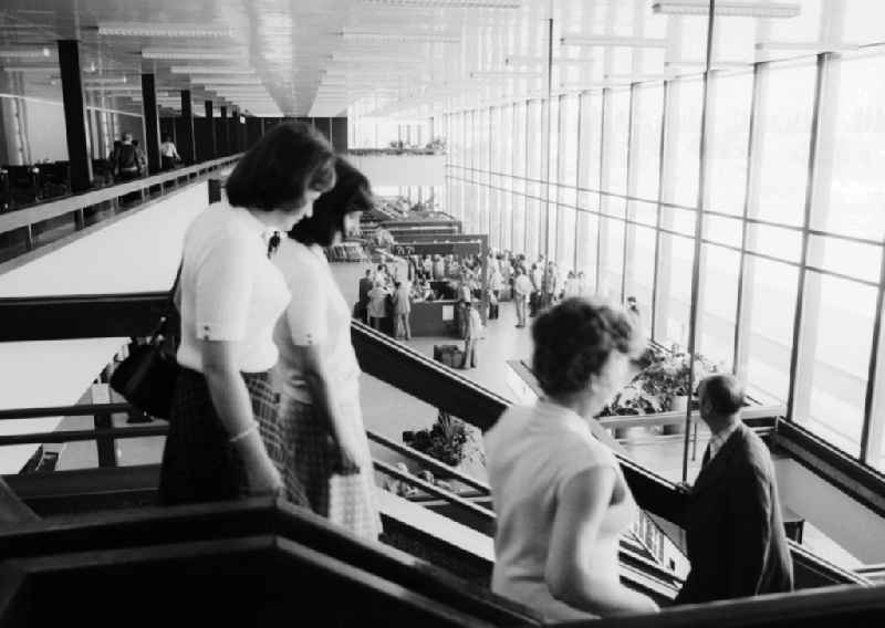 Passengers in the dispatch level of the airport beauty's field (SXF) in beauty's field in the federal state Brandenburg in the area of the former GDR, German democratic republic
