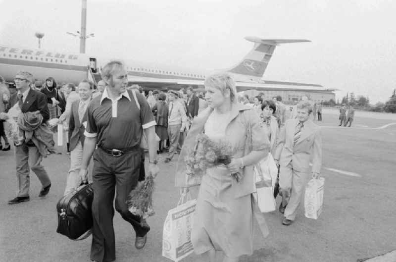 Arrival of the GDR-Olympic team on the area of the airport beauty's field in beauty's field in the federal state Brandenburg in the area of the former GDR, German democratic republic. The GDR took part in the Summer Olympics in 1976 in Montreal with a delegation of more than 28