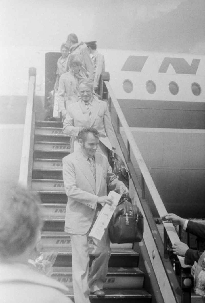 Arrival of the GDR-Olympic team on the area of the airport beauty's field in beauty's field in the federal state Brandenburg in the area of the former GDR, German democratic republic. The GDR took part in the Summer Olympics in 1976 in Montreal with a delegation of more than 28