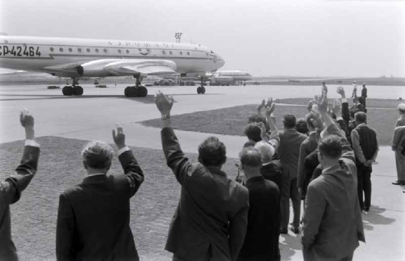 Farewell to the Soviet delegation of journalists to the 8th DSF Congress with an AEROFLOT Ilyushin IL-18 on the apron of the airport in Schoenefeld, Brandenburg on the territory of the former GDR, German Democratic Republic