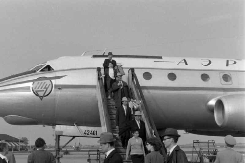 Return of DSF President Johannes Dieckmann and his delegation (from the celebrations of the 50th anniversary of the Great Socialist October Revolution) with an AEROFLOT Tupolev TU-1