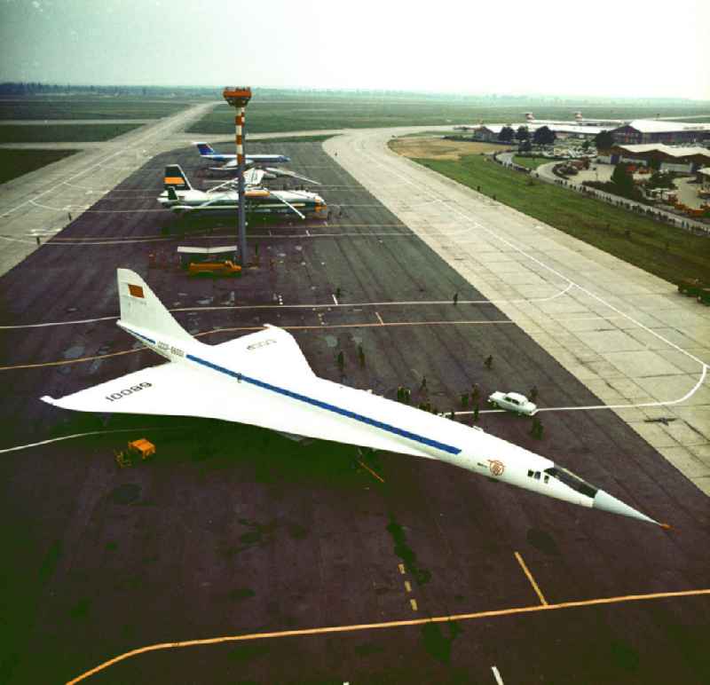 Tupolew Tu-144 mit der Kennung CCCP-680