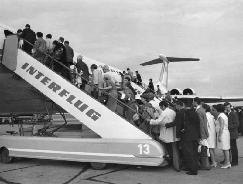 Passengers when boarding up the gangway of INTERFLUG in an IL-62 in Schoenefeld in Brandenburg