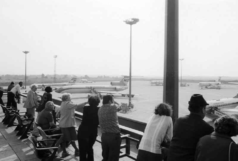 Guests and tourists on the visitor's terrace at the airport of Berlin beauty's field in beauty's field in the today's federal state Brandenburg
