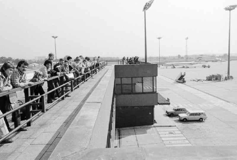 Guests and tourists on the visitor's terrace at the airport of Berlin beauty's field in beauty's field in the today's federal state Brandenburg
