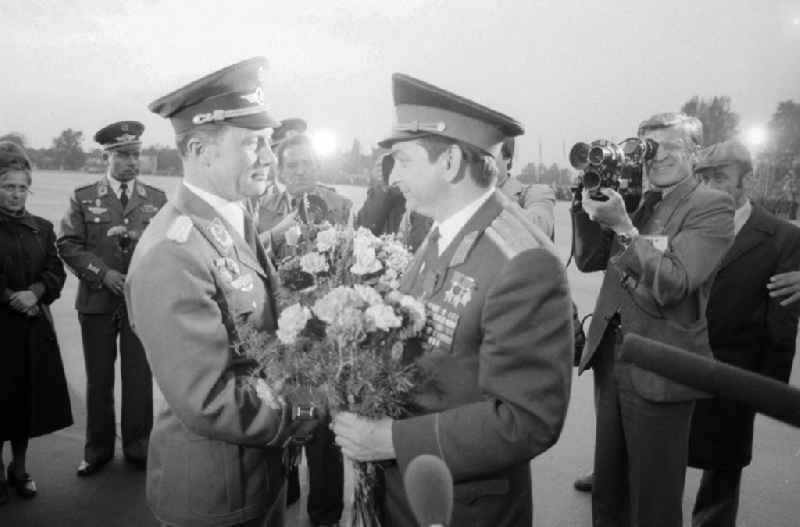 Ceremonious discharge of the Russian cosmonaut Waleri Fjodorowitsch Bykowski by the German cosmonaut Sigmund Jaehn and other, on the area of the airport Berlin-beauty's field in beauty's field in the federal state Brandenburg in the area of the former GDR, German democratic republic