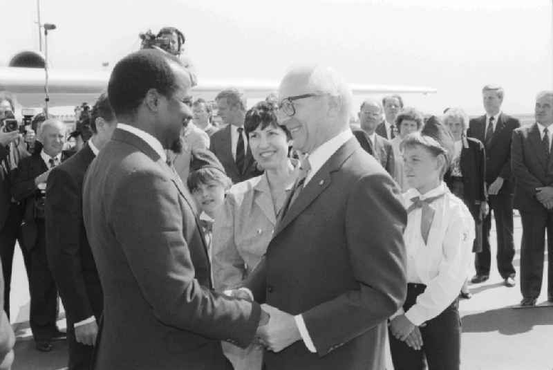 State visit to Mozambique on arrival at Schoenefeld airport in the state of Brandenburg in the territory of the former GDR, German Democratic Republic. Erich Honecker greets President Joaquim Alberto Chissano with military honors at the gangway of the plane