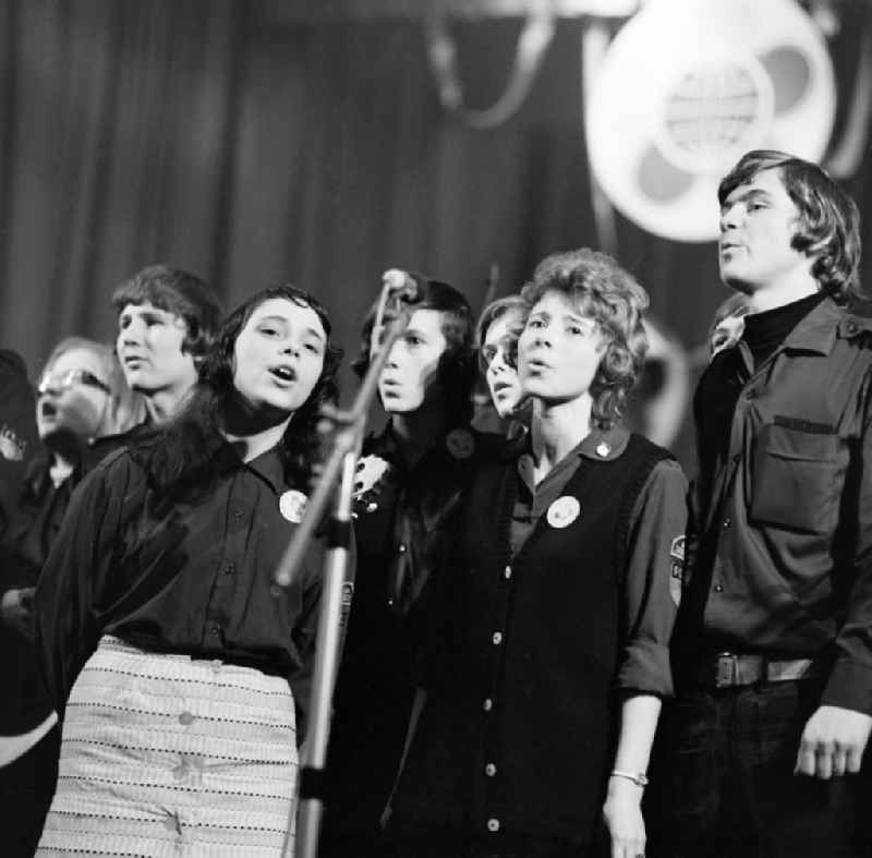 Concert in the arts centre 'Erich Weinert' in Schwarzheide in the federal state of Brandenburg on the territory of the former GDR, German Democratic Republic on the occasion of the World Festival of Youth and Students 1973