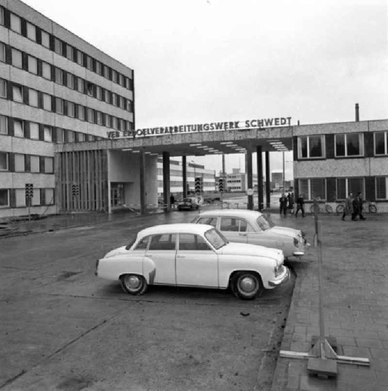 Dezember 1965
Erdölverarbeitungswerk Schwedt/Oder 
heute: PCK Raffinerie GmbH, Passower Chaussee 111, 16303 Schwedt/Oder, 
Tel.: +49 3332 46