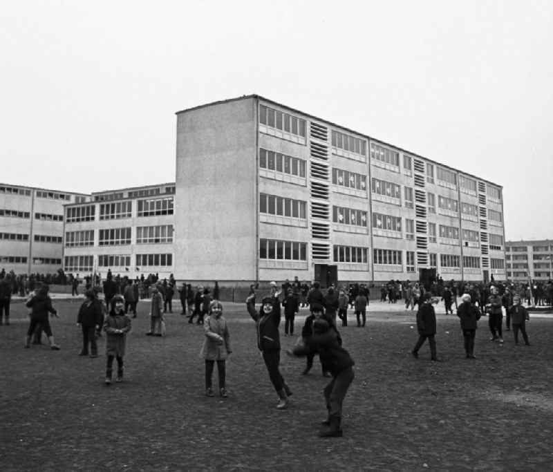 Kinder während der Hofpause auf dem Schulhof der neuen Oberschulen 8 und 9 in der Industriestadt Schwedt. Das Gebäude war in zwei Schulen eingeteilt, zum einen in die POS Wilhelm Pieck und zum anderen in die POS Katja Niederkirchner. Heute heißt sie Gesamtschule Talsand.