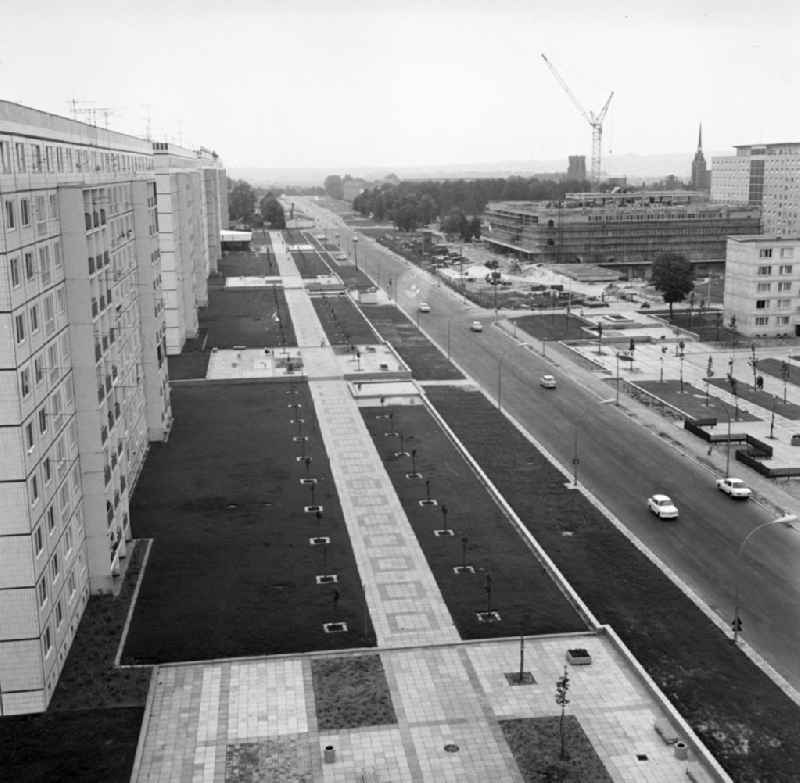 Blick über die Lindenallee mit neu errichteten Plattenbauten auf den Platz der Befreiung mit Baustelle.