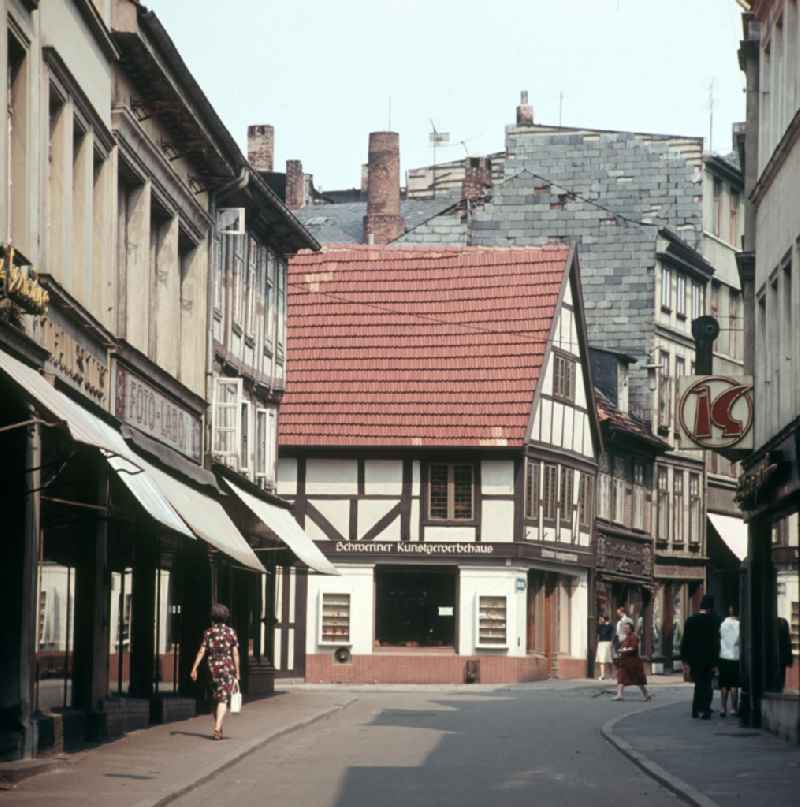 Straßenszene in der historischen Altstadt von Schwerin mit Blick auf das Schweriner Kunstgewerbehaus.