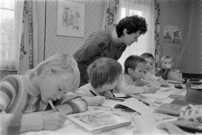 Programme for children, circle ' writing pupils ', in the FDGB holiday home ' Comenius ' in the castle in Stolberg (Harz) in the federal state of Saxony-Anhalt in the territory of the former GDR, German Democratic Republic