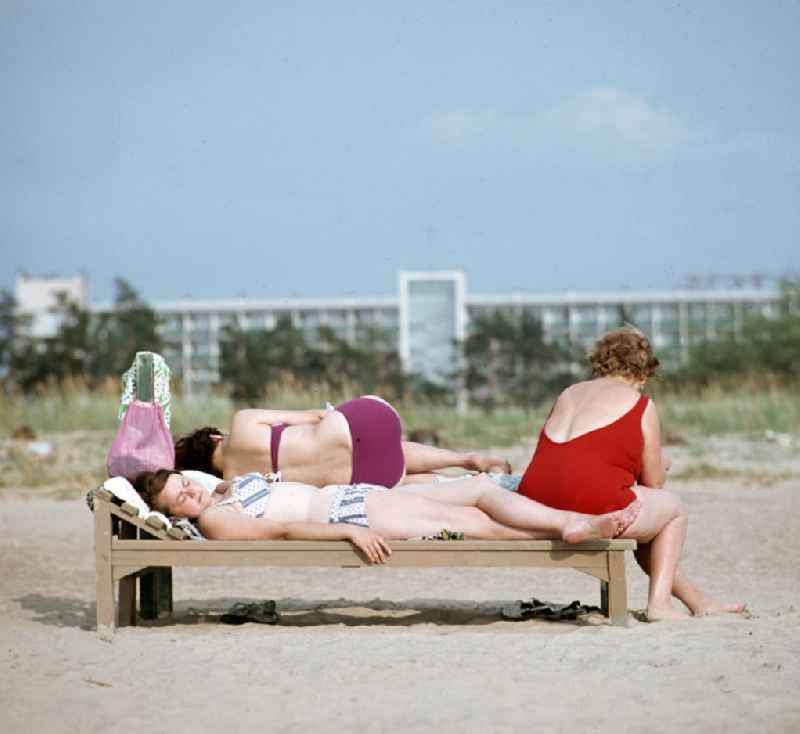 Ferienanlage / Erholungsgebiet / Kuranlage Pension Düne an der Karelischen Landenge am Finnischen Meerbusen der Ostsee. Drei Frauen nehmen auf einer Holzliege am Strand ein Sonnenbad.