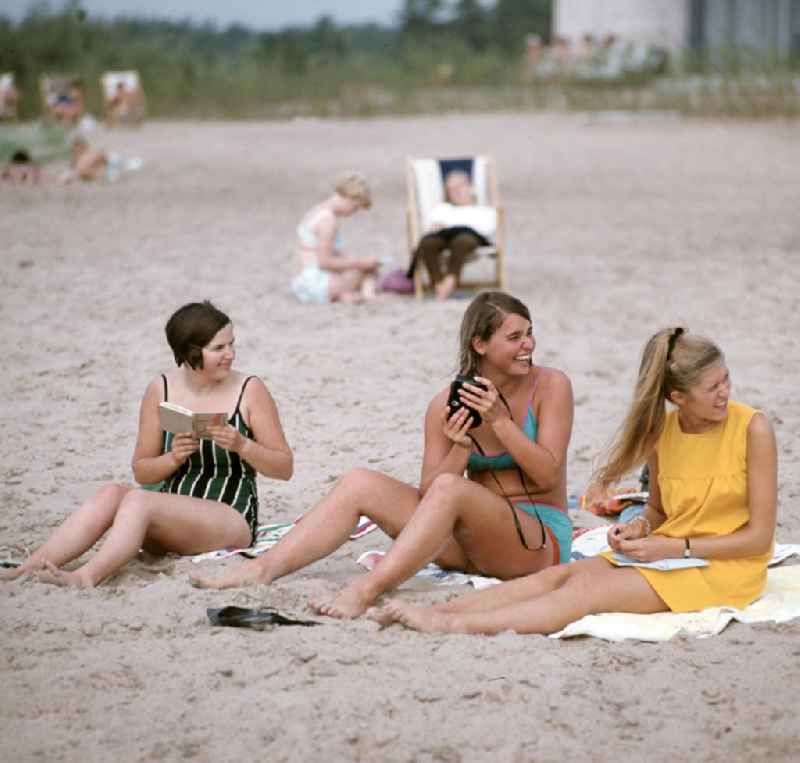 Ferienanlage / Erholungsgebiet / Kuranlage Pension Düne an der Karelischen Landenge am Finnischen Meerbusen der Ostsee. Drei junge Frauen sitzen am Strand.