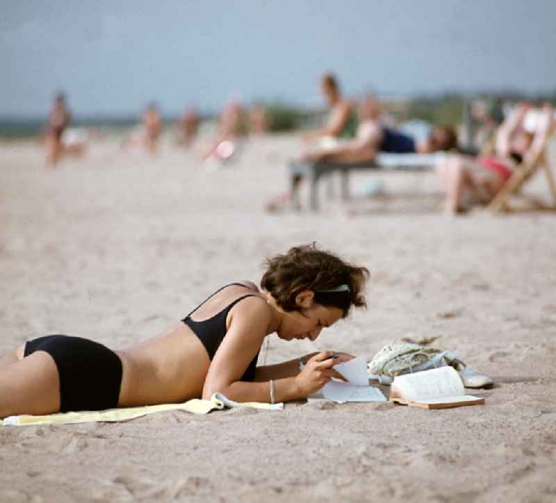 Ferienanlage / Erholungsgebiet / Kuranlage Pension Düne an der Karelischen Landenge am Finnischen Meerbusen der Ostsee. Lesende junge Frau am Strand.
