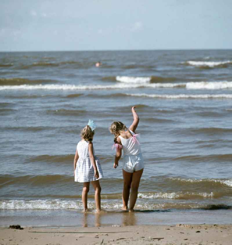 Ferienanlage / Erholungsgebiet / Kuranlage Pension Düne an der Karelischen Landenge am Finnischen Meerbusen der Ostsee. Zwei Mädchen baden mit den Füßen.
