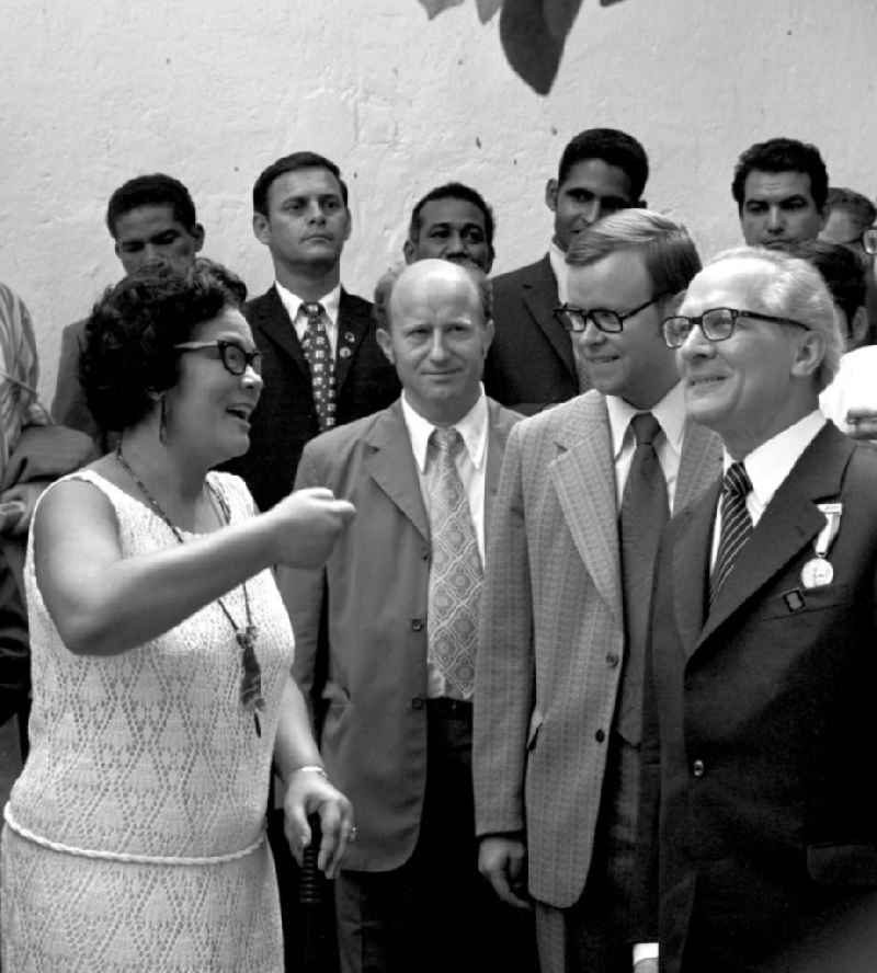 Der Staats- und Parteivorsitzende der DDR, Erich Honecker, besichtigt mit weiteren Regierungs- und Parteifunktionären die Granjita Siboney, eine Kultstätte der kubanischen Revolution. Die ehemalige Hühnerfarm hatte 1953 den Rebellen um Fidel Castro während der Planung des Sturms auf die Moncada-Kaserne in Santiago als Versteck gedient. Hier waren gefälschte Soldatenuniformen genäht und in einem trockenen Brunnen Waffen versteckt worden. - Honecker stattete vom 2