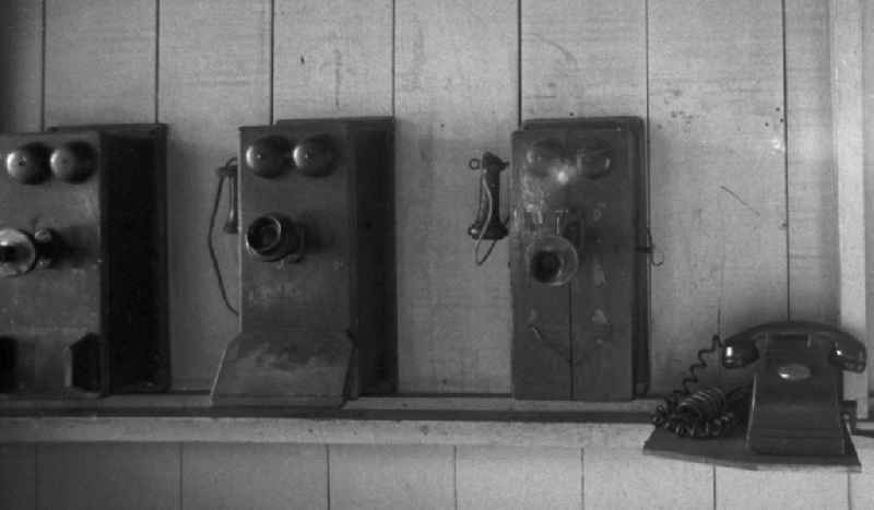 Historische Telefone für öffentliche Ferngespräche hängen in einem Gebäude, in Santiago de Cuba.