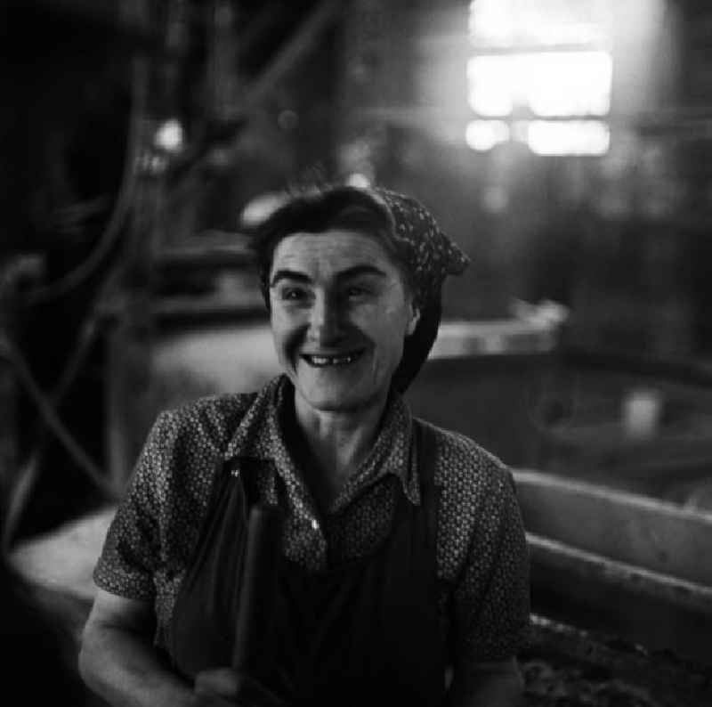 Porträt einer Arbeiterin bei der Arbeit im Stahlwerk Elsterstahl in Silbitz.