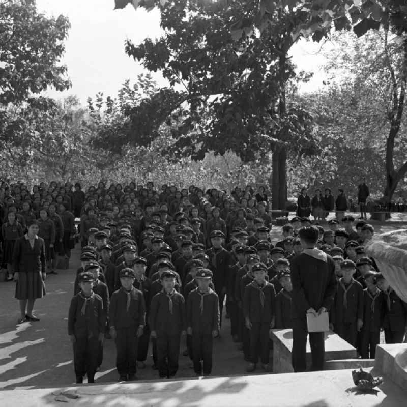 Nordkoreanische Pioniere in Uniform stehen in Marschordnung vor dem Eingang des Sinchon-Museum über US-Amerikanische Kriegsverbrechen in der der Koreanischen Demokratischen Volksrepublik KDVR - Nordkorea / Democratic People's Republic of Korea DPRK - North Korea.
