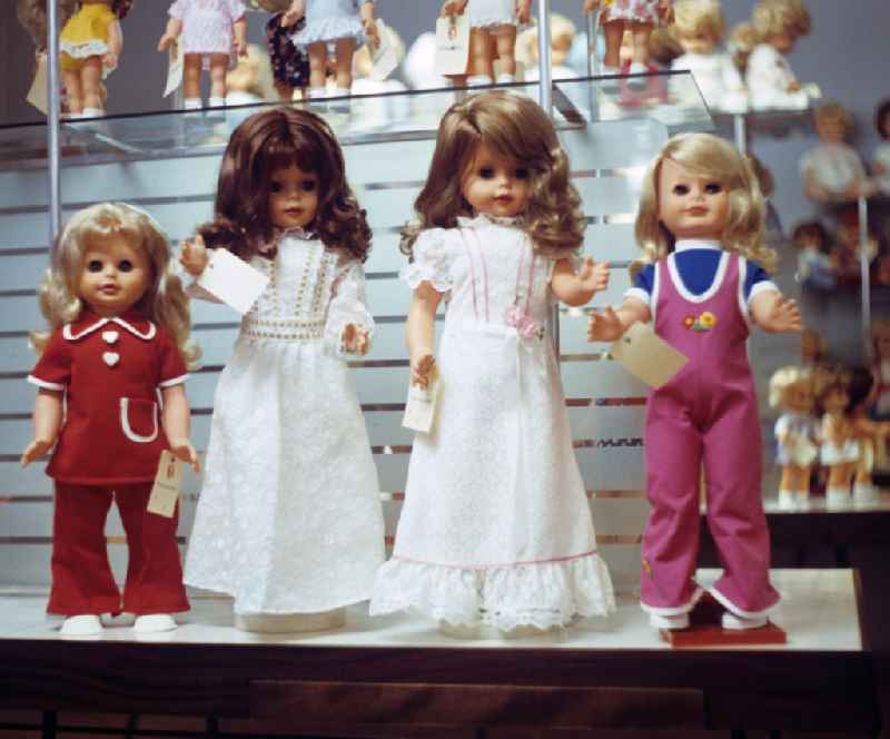 Im Schauraum des VEB Kombinat Spielwaren Sonneberg 'sonni' wird die gesamte Breite an produzierten Anziehpuppen in zeitgenössischen Designs präsentiert. Die Sonneberger Puppen waren nicht nur in der DDR beliebt, sondern trugen den Namen der Stadt in alle Welt.