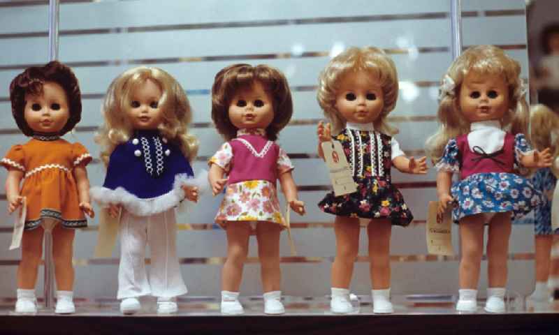 Im Schauraum des VEB Kombinat Spielwaren Sonneberg 'sonni' wird die gesamte Breite an produzierten Anziehpuppen in zeitgenössischen Designs präsentiert. Die Sonneberger Puppen waren nicht nur in der DDR beliebt, sondern trugen den Namen der Stadt in alle Welt.