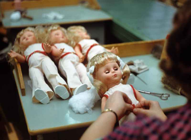 Eine Mitarbeiterin des VEB Kombinat Spielwaren Sonneberg 'sonni' verpackt die fertigen Puppen in ein Netz. Die Sonneberger Puppen waren nicht nur in der DDR beliebt, sondern trugen den Namen der Stadt in alle Welt.